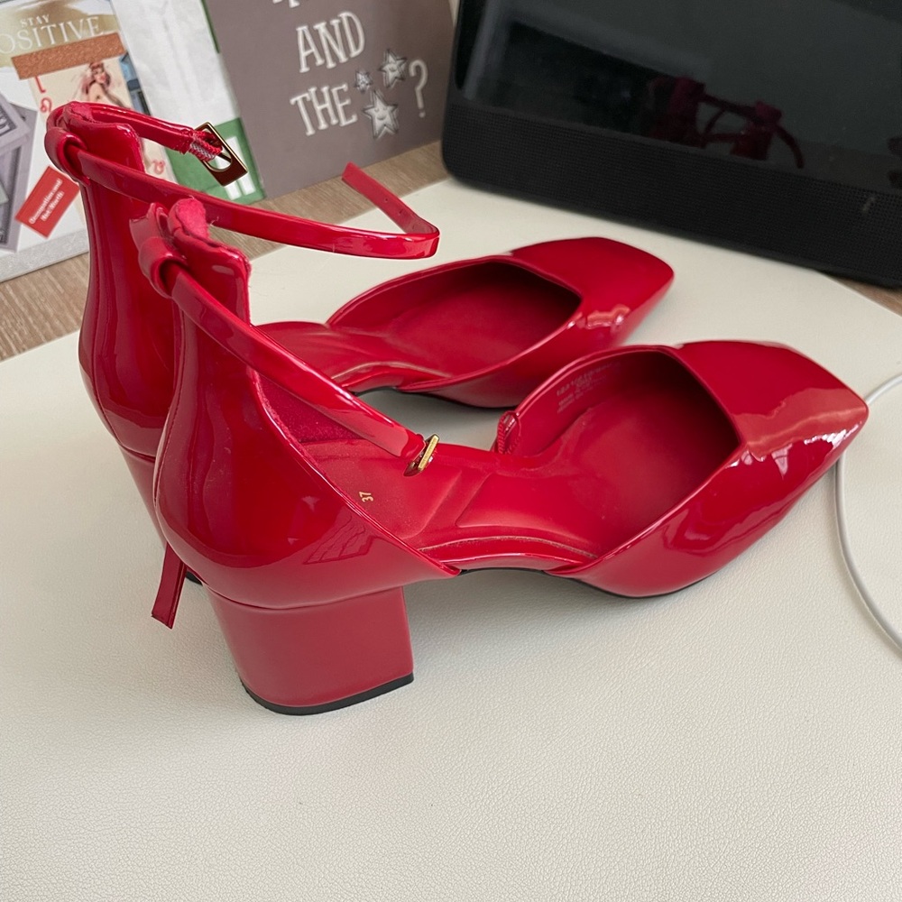 Zara Women’s Red Square Toe Heels